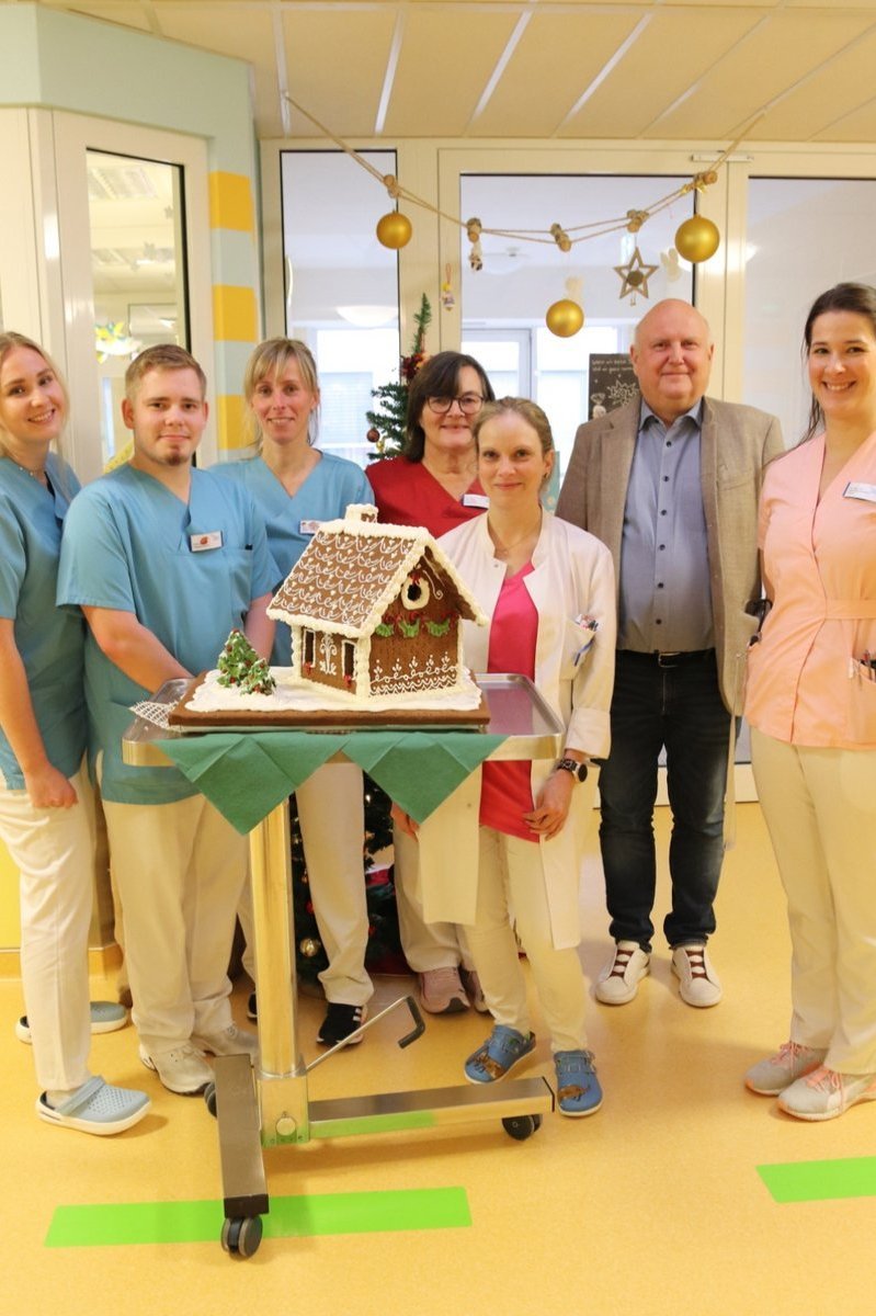 Owe Gluth überreicht Lebkuchenhaus und Geldspende